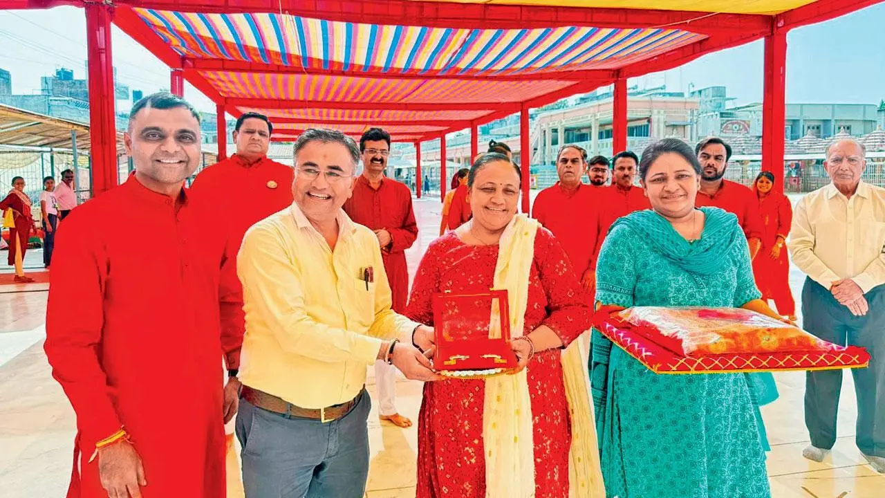 અંબાજીના વહીવટદાર કૌશિક મોદીએ માતાજી માટેનાં કુંડળ સ્વીકાર્યાં હતાં