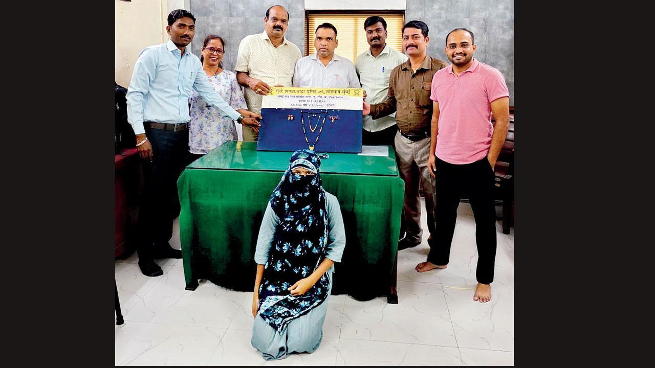 લક્ષ્મીને ઝડપીને તેની પાસેથી ચોરેલા દાગીના પાછા મેળવનાર રેલવે પોલીસની બાંદરા ક્રાઇમ બ્રાન્ચની ટીમના સભ્યો.