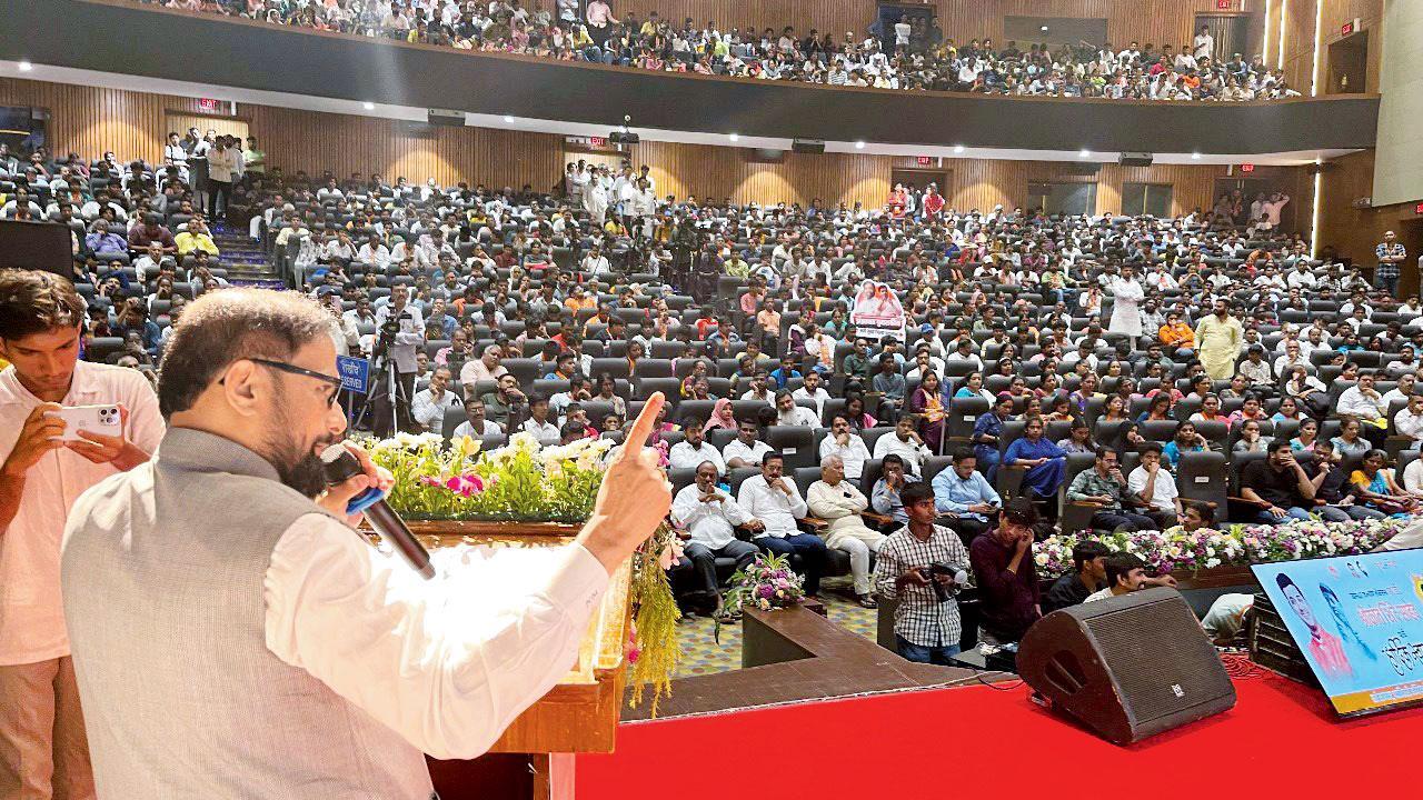 નવી મુંબઈમાં ગઈ કાલે આયોજિત કાર્યક્રમમાં સંસદસભ્ય નરેશ મ્હસ્કે.