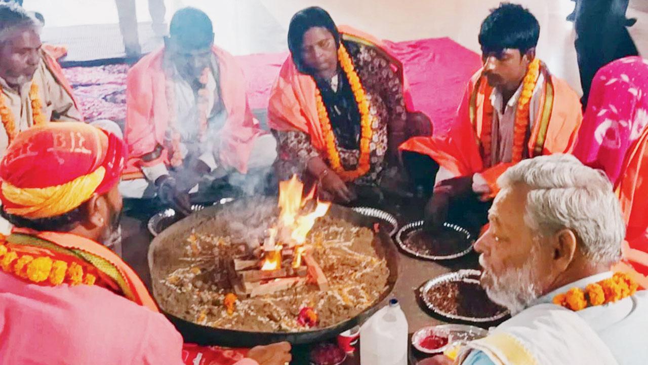 ઉત્તર પ્રદેશમાં મુસ્લિમ પરિવારના આઠ સભ્યોએ કરી ઘરવાપસી : વૈદિક રીતરિવાજથી અપનાવ્યો હિન્દુ ધર્મ