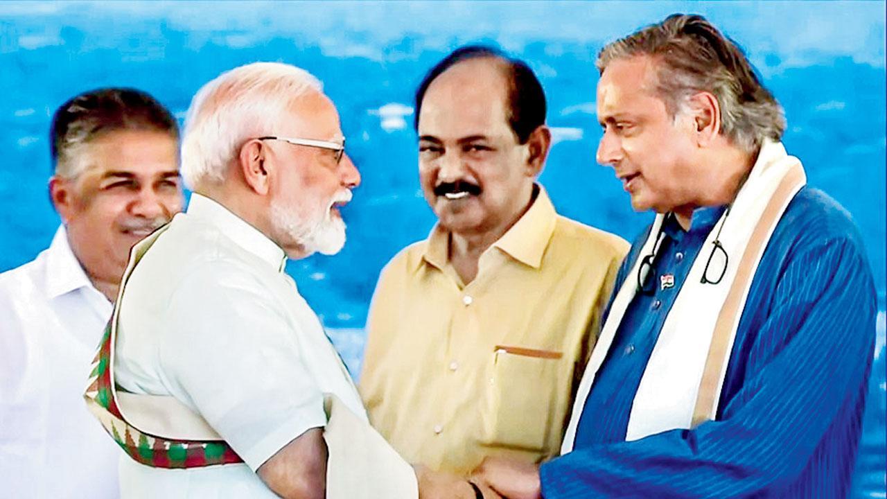 ગઈ કાલે તિરુવનંતપુરમની ઇવેન્ટમાં શશી થરૂરને ઉષ્માપૂર્વક મળતા નરેન્દ્ર મોદી.