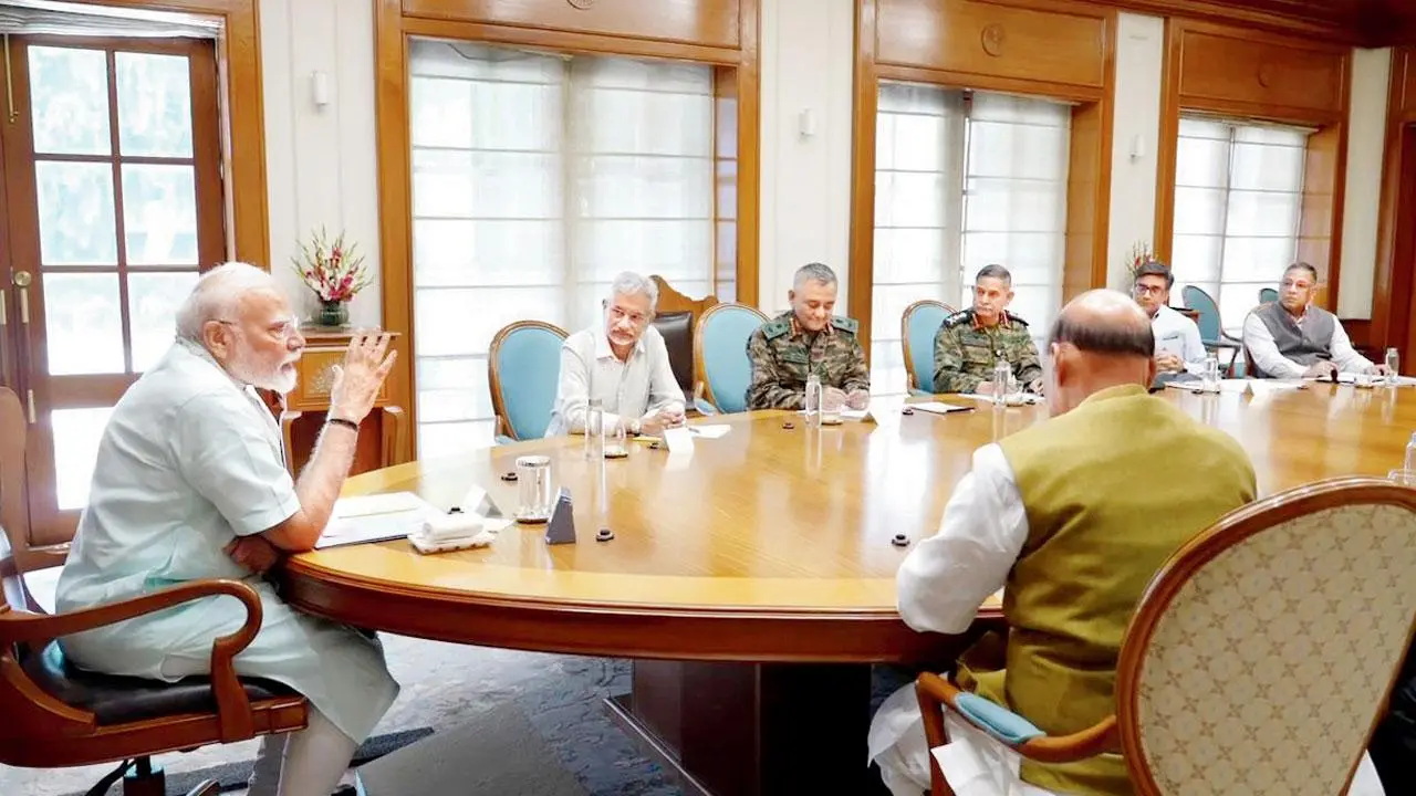 ગઈ કાલે વડા પ્રધાન નરેન્દ્ર મોદીએ ગઈ કાલે તેમના નિવાસસ્થાને રક્ષા પ્રધાન રાજનાથ સિંહ, રાષ્ટ્રીય સુરક્ષા સલાહકાર અજિત ડોભાલ અને ત્રણેય સેના દળના વડાઓ સાથે લાંબી મીટિંગ કરી હતી.