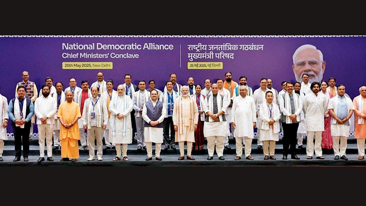 ગઈ કાલે દિલ્હીની અશોક હોટેલમાં યોજાયેલી NDAના મુખ્ય પ્રધાનોની બેઠકમાં નરેન્દ્ર મોદી સાથે ચીફ મિનિસ્ટરો અને ડેપ્યુટી ચીફ મિનિસ્ટરો.