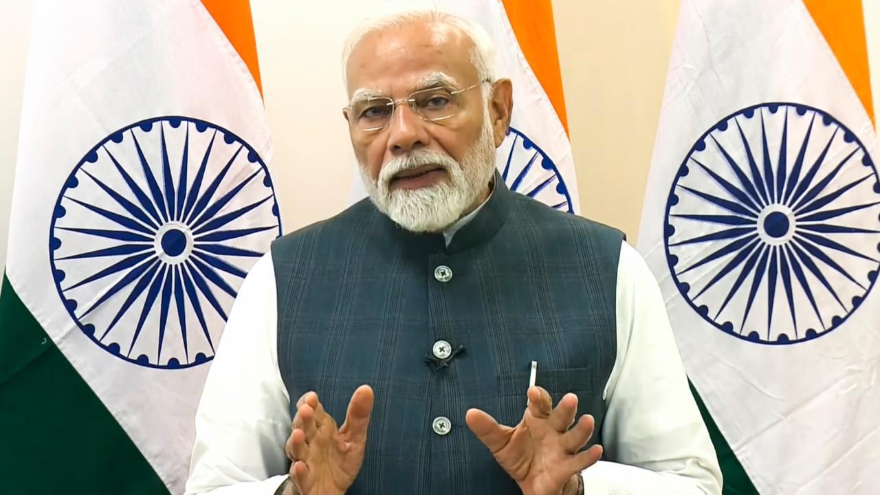 પ્રધાનમંત્રી નરેન્દ્ર મોદી બાગડોગરા (પશ્ચિમ બંગાળ)થી વિડીયો કોન્ફરન્સિંગ દ્વારા સિક્કિમ@50 કાર્યક્રમને સંબોધિત કરી રહ્યા છે