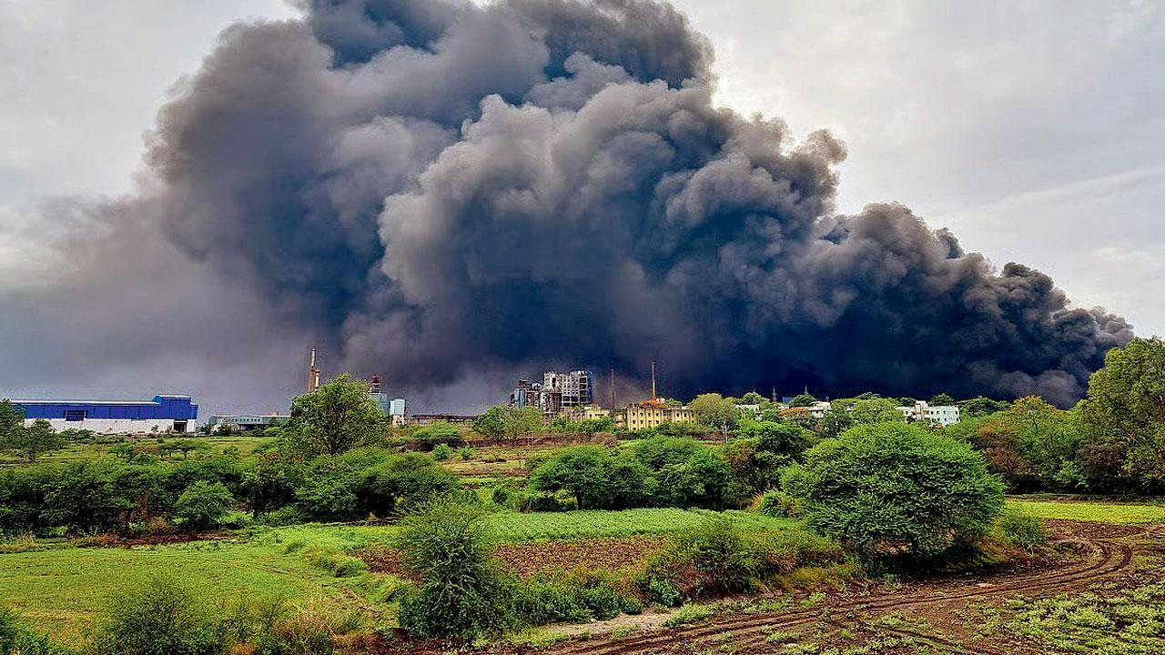 જિન્દલ પૉલિફિલ્મ્સમાં લાગેલી આગના ધુમાડાના ગોટેગોટા દૂરથી પણ જોવા મળતા હતા.