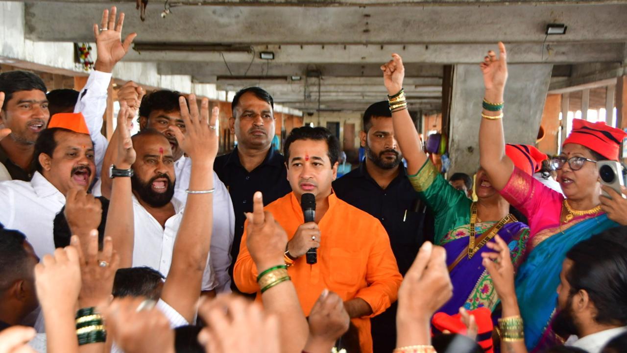 નિતેશ રાણે મઝગાંવ ભાઈચા ધક્કા ખાતે માછીમારો અને માછીમાર મહિલાઓને મળ્યા (તસવીર: પીટીઆઇ)