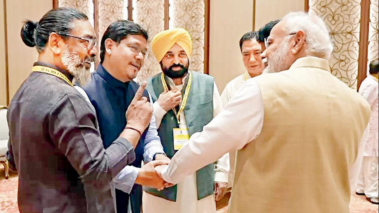 ગઈ કાલે ઝારખંડના મુખ્ય પ્રધાન હેમંત સોરેન, મેઘાલયના મુખ્ય પ્રધાન કૉન્રાડ સંગમા, પંજાબના મુખ્ય પ્રધાન ભગવંત માન સાથે નરેન્દ્ર મોદી.