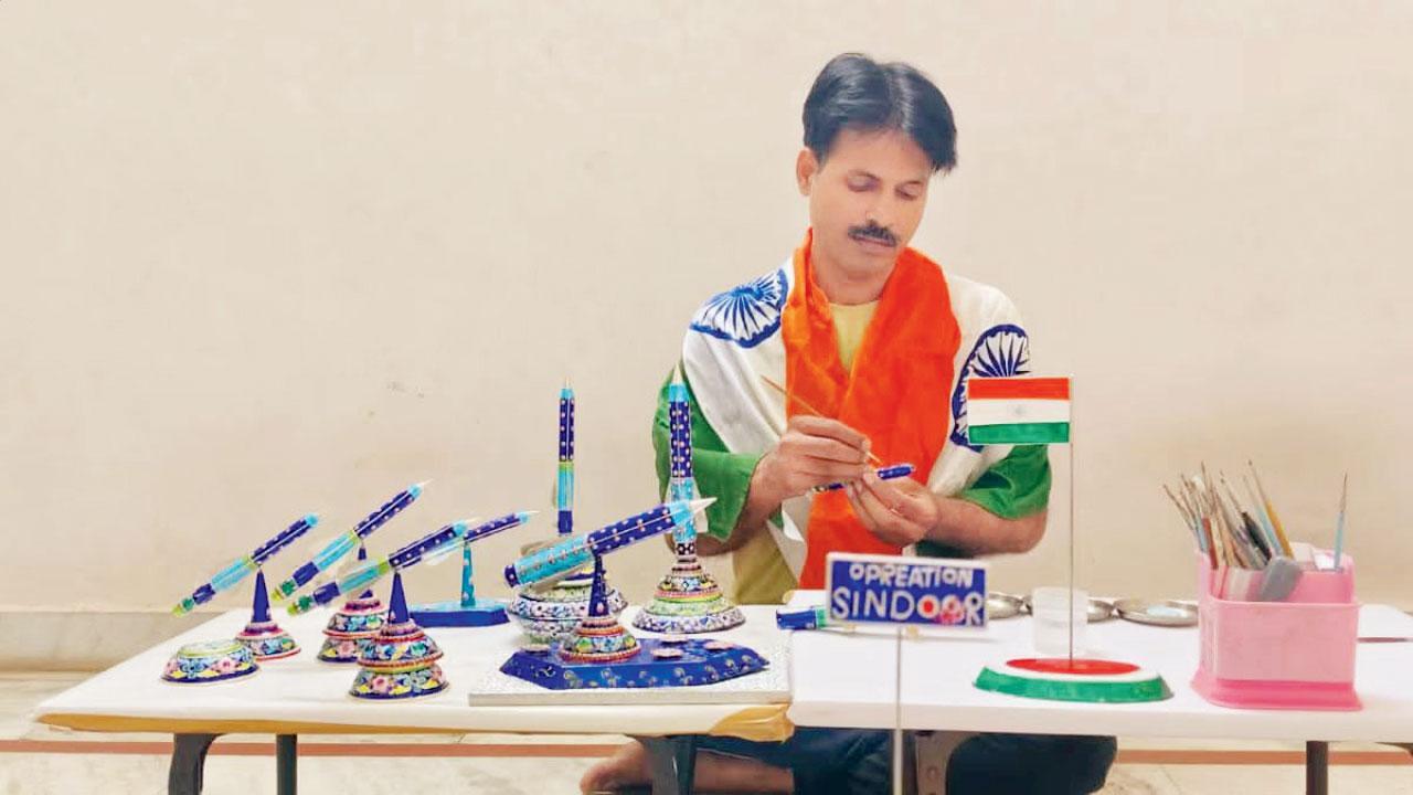 ગુલાબી મીનાકારીના નિષ્ણાત શિલ્પકારોએ બ્રહ્મોસ મિસાઇલની આકર્ષક ટચૂકડી રેપ્લિકા