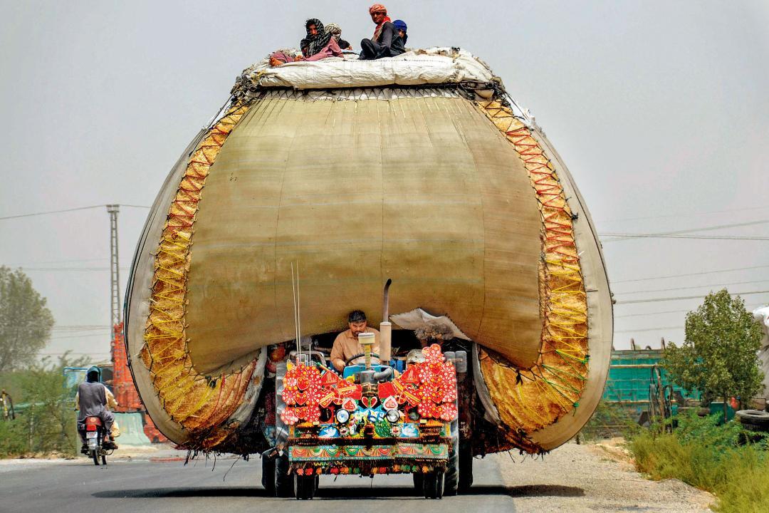 ટ્રૅક્ટરની ટ્રૉલીમાં એની ક્ષમતા કરતાં ચારગણા પૂળા ભર્યા 