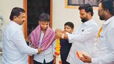 ગામવાસીઓેએ વિશાલનું હાર પહેરાવીને સન્માન કરવાની સાથે મોઢું મીઠું કરાવ્યું હતું.