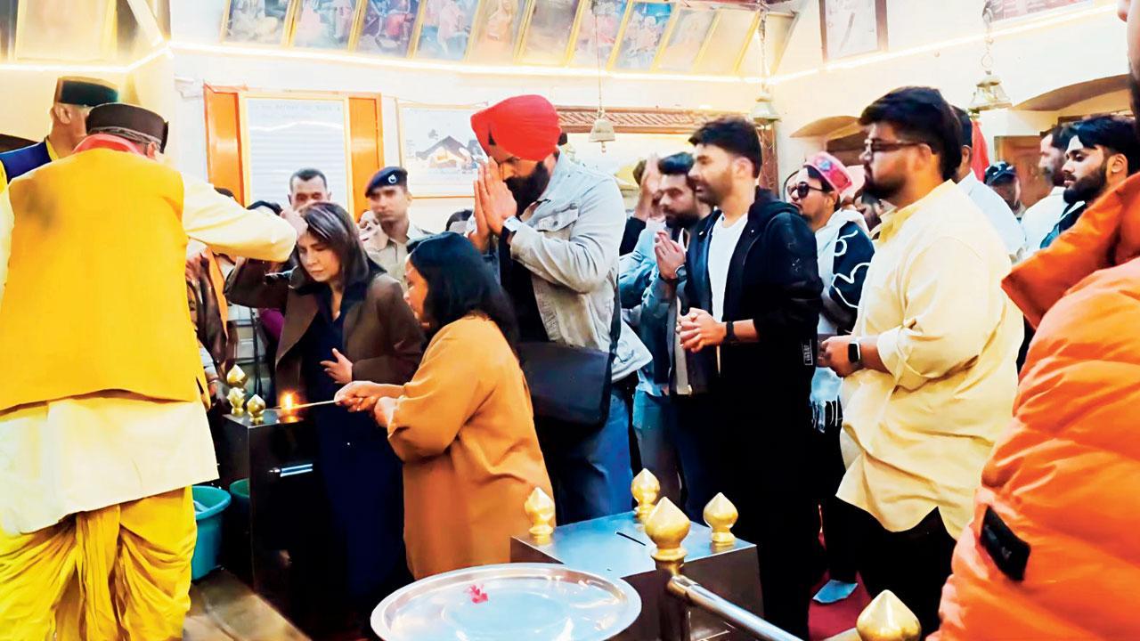 નીતુ સિંહ અને કપિલ શર્મા જાખુ મંદિરમાં