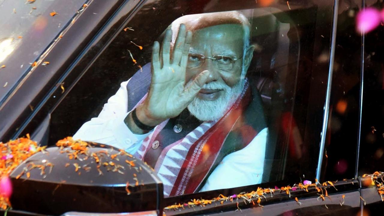 ગુરુવારે પટનામાં એક રોડ શો દરમિયાન પ્રધાનમંત્રી નરેન્દ્ર મોદીએ લોકોનું અભિવાદન કર્યું હતું (તસવીર સૌજન્યઃ એએનઆઇ)