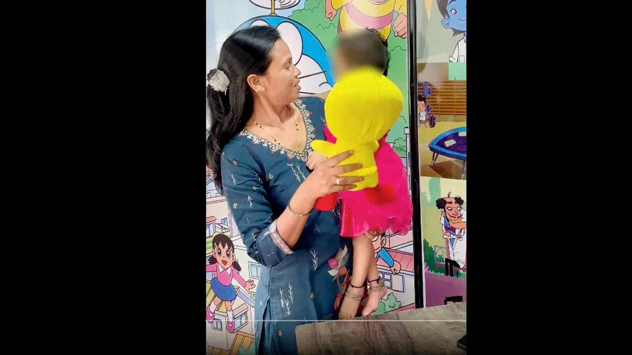 બાળકોને રમાડીને તેમનો વિશ્વાસ જીતવાનો પ્રયાસ કરતી મહિલા પોલીસ-કર્મચારી