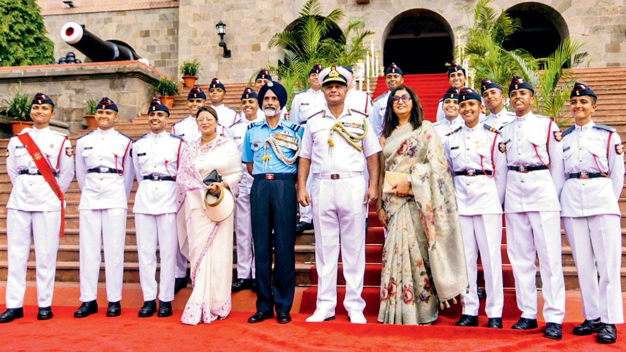 ગઈ કાલે નૅશનલ ડિફેન્સ ઍકૅડેમીમાંથી ગ્રૅજ્યુએટ થયેલી ૧૭ મહિલા કૅડેટ્સ