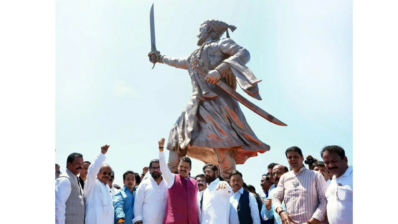 સિંધુદુર્ગના રાજકોટ કિલ્લામાં ગઈ કાલે છત્રપતિ શિવાજી મહારાજનું નવું પૂતળું ખૂલ્લું મૂકવામાં આવ્યું હતું.