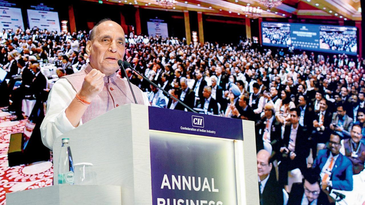 ગઈ કાલે દિલ્હીમાં CIIની ઍન્યુઅલ બિઝનેસ સમિટમાં બોલતા રાજનાથ સિંહ.