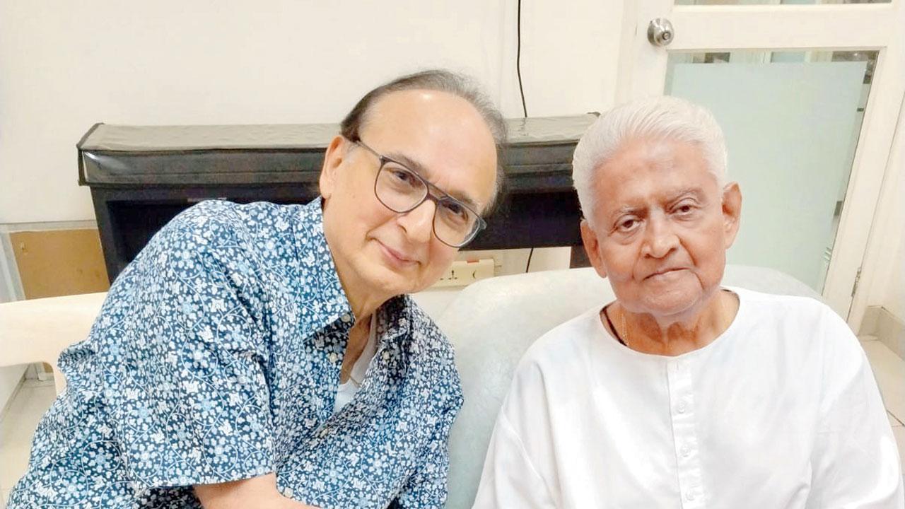 સંગીતકાર પ્યારેલાલ સાથે લેખક રજની મહેતા.