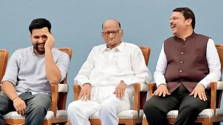 ગઈ કાલે વાનખેડે સ્ટેડિયમના સમારોહમાં રોહિત શર્મા અને શરદ પવાર સાથે દેવેન્દ્ર ફડણવીસ (તસવીર : સૈયદ સમીર અબેદી)