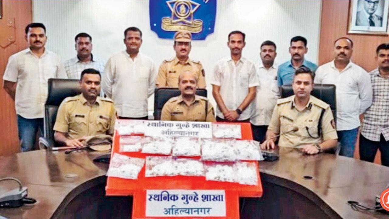 આરોપી પાસેથી જપ્ત કરેલા વેપારીના દાગીના સાથે શિર્ડી પોલીસની ટીમ.