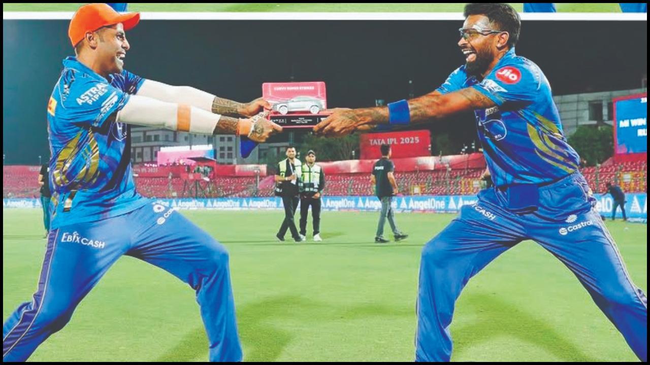 અવૉર્ડ સાથે અનોખું ફોટોશૂટ કર્યું હાર્દિક પંડ્યા અને સૂર્યકુમાર યાદવે