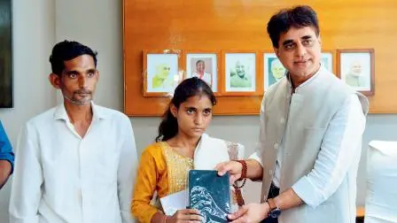 શિક્ષણ રાજ્ય પ્રધાન પ્રફુલ પાનસેરિયાએ અંકિશા પરમારને પાસ જાહેર કરીને શુભકામના પાઠવી હતી