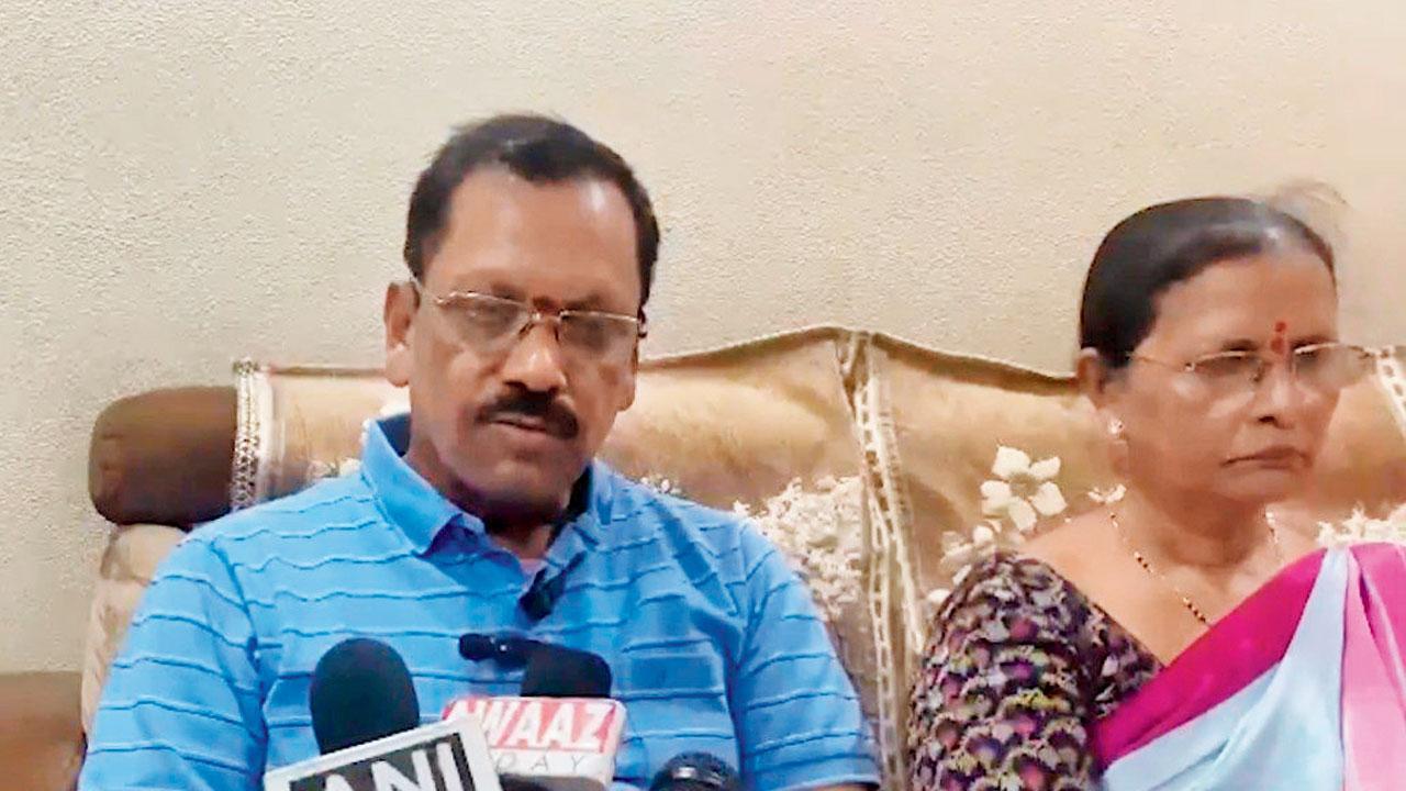 પહલગામના હુમલા બાદ હેમખેમ પત્ની સાથે પાછા ફરેલા નવી મુંબઈના સુબોધ પાટીલ.