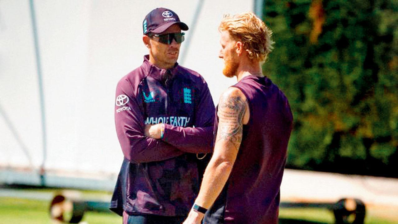 ઇંગ્લૅન્ડના ટેસ્ટ-ટીમ કૅપ્ટન બેન સ્ટોક્સ સાથે વાતચીત કરતો ટીમ સાઉધી