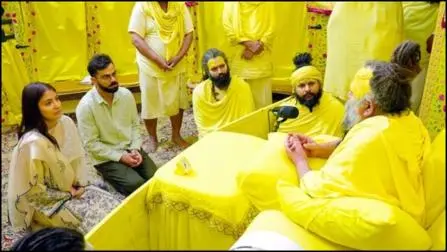 શ્રી રાધાકેલીકુંજ આશ્રમમાં પ્રેમાનંદ મહારાજ સાથેની મુલાકાત દરમિયાન વિરુષ્કા (તસવીરો પીટીઆઈ)