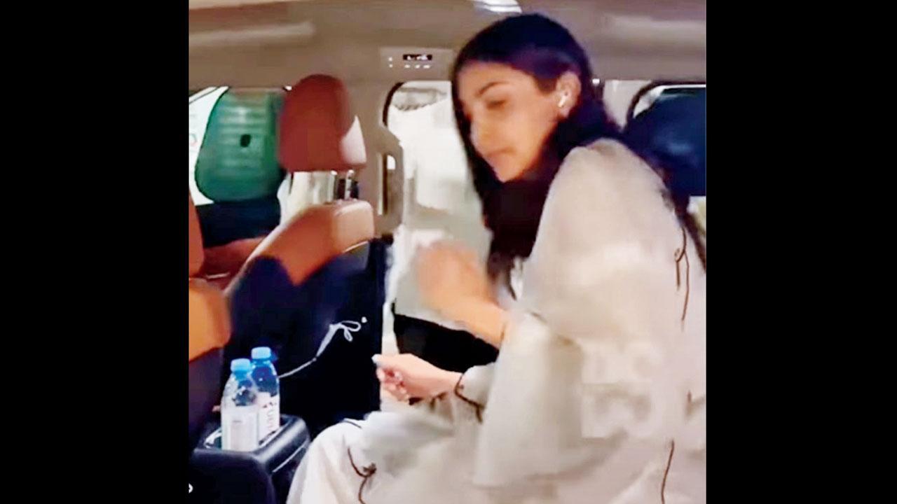 અનુષ્કા અને વિરાટની ગાડીમાં રાખેલી પાણીની બૉટલ