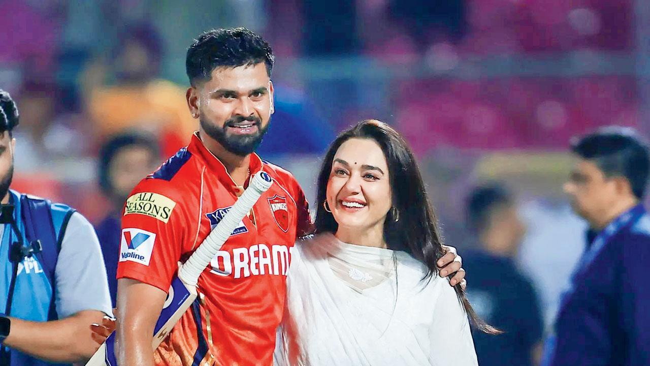 ક્વૉલિફાયર-વનમાં પહોંચ્યા બાદ મેદાન પર કૅપ્ટન શ્રેયસ ઐયરને ભેટી પડી હતી ઓનર પ્રીતિ ઝિન્ટા.