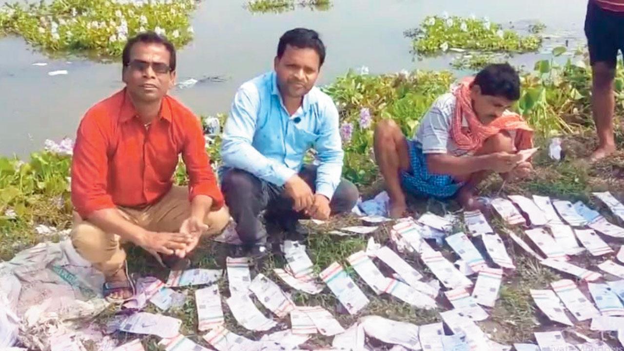 આ કાર્ડ પર મોટા ભાગનાં સરનામાં નજીકના હમીદપુર અને પિલા વિસ્તારોમાં રહેતા લોકો સાથે મેળ ખાતાં હતાં