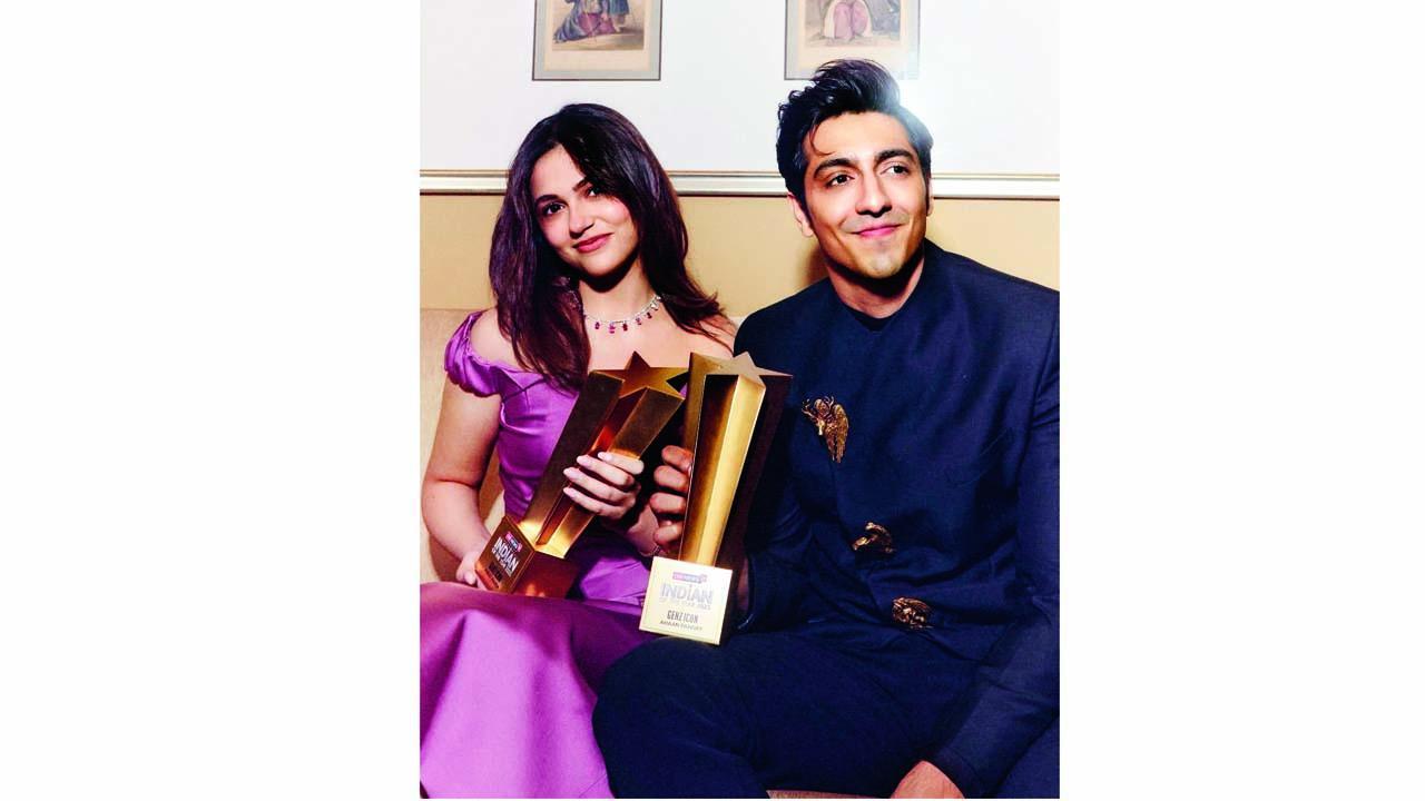 દિલ્હીમાં એક ન્યુઝ-ચૅનલ દ્વારા મળેલા જેન-ઝી આઇકનના અવૉર્ડ સાથે અનીત અને અહાન.