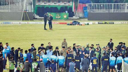 પાકિસ્તાન ક્રિકેટ બોર્ડના પ્રમુખ અને પાકિસ્તાનના ગૃહપ્રધાન મોહસિન નકવી શ્રીલંકા અને પાકિસ્તાનના પ્લેયર્સને પ્રૅક્ટિસ-સેશન દરમ્યાન સુરક્ષાની ખાતરી આપવા આવી પહોંચ્યા હતા.