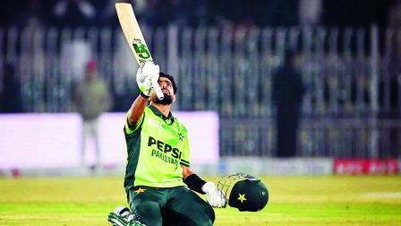 સદી ફટકાર્યા બાદ મેદાન પર બેસીને બાબર આઝમે કર્યું સદીનું સેલિબ્રેશન.