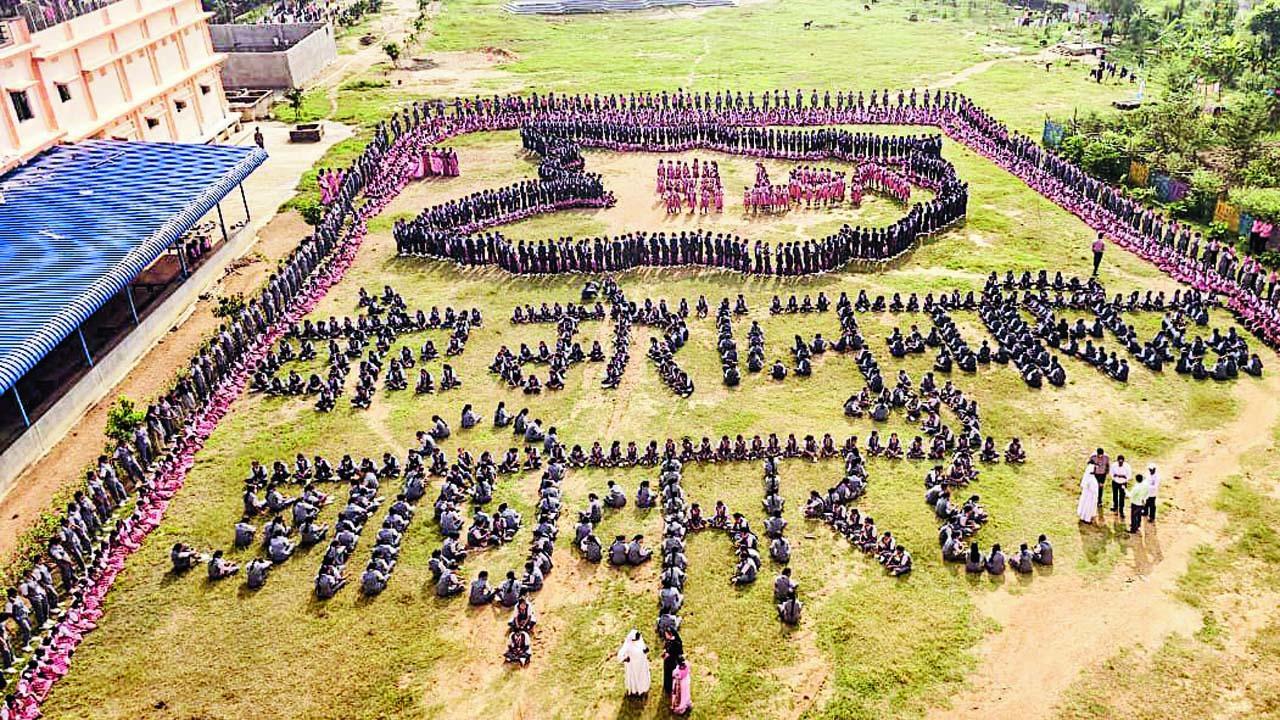 બિહારમાં આજે થનારા મતદાનમાં લોકોએ પોતાનો મત આપવા જવું જોઈએ એની જાગૃતિ ફેલાવવા માટે બાંકામાં કેટલાક વિદ્યાર્થીઓ ગઈ કાલે સ્કૂલના મેદાનમાં હિન્દીમાં ‘વોટ મેરા જન્મસિદ્ધ અધિકાર હૈ’ એવું વંચાય એવા આકારમાં ઊભા રહ્યા હતા.