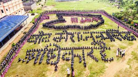 બિહારમાં આજે થનારા મતદાનમાં લોકોએ પોતાનો મત આપવા જવું જોઈએ એની જાગૃતિ ફેલાવવા માટે બાંકામાં કેટલાક વિદ્યાર્થીઓ ગઈ કાલે સ્કૂલના મેદાનમાં હિન્દીમાં ‘વોટ મેરા જન્મસિદ્ધ અધિકાર હૈ’ એવું વંચાય એવા આકારમાં ઊભા રહ્યા હતા.