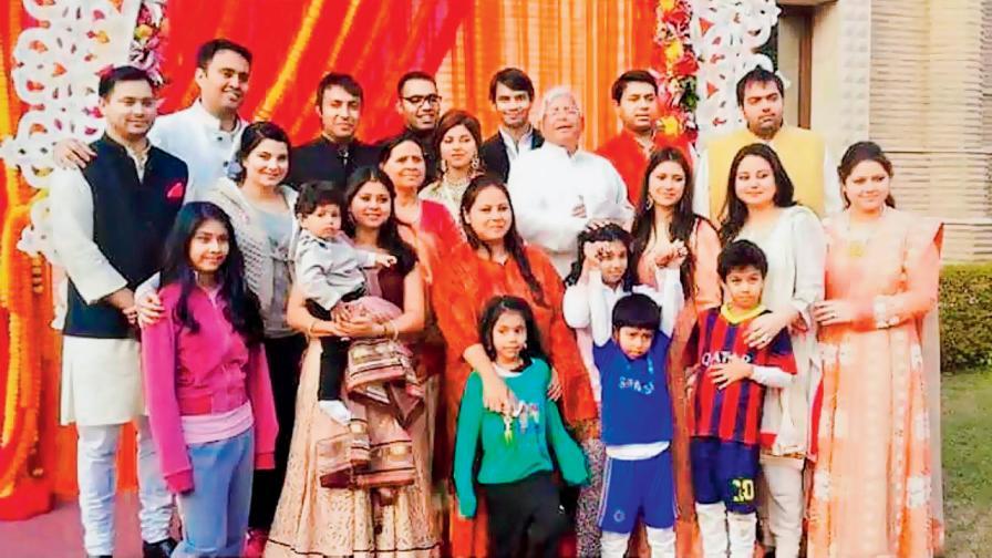 આજે આવો જાણીએ ખરેખર જેને ભર્યોભાદર્યો કહી શકાય એવા આ વિવાદાસ્પદ યાદવ પરિવારને.