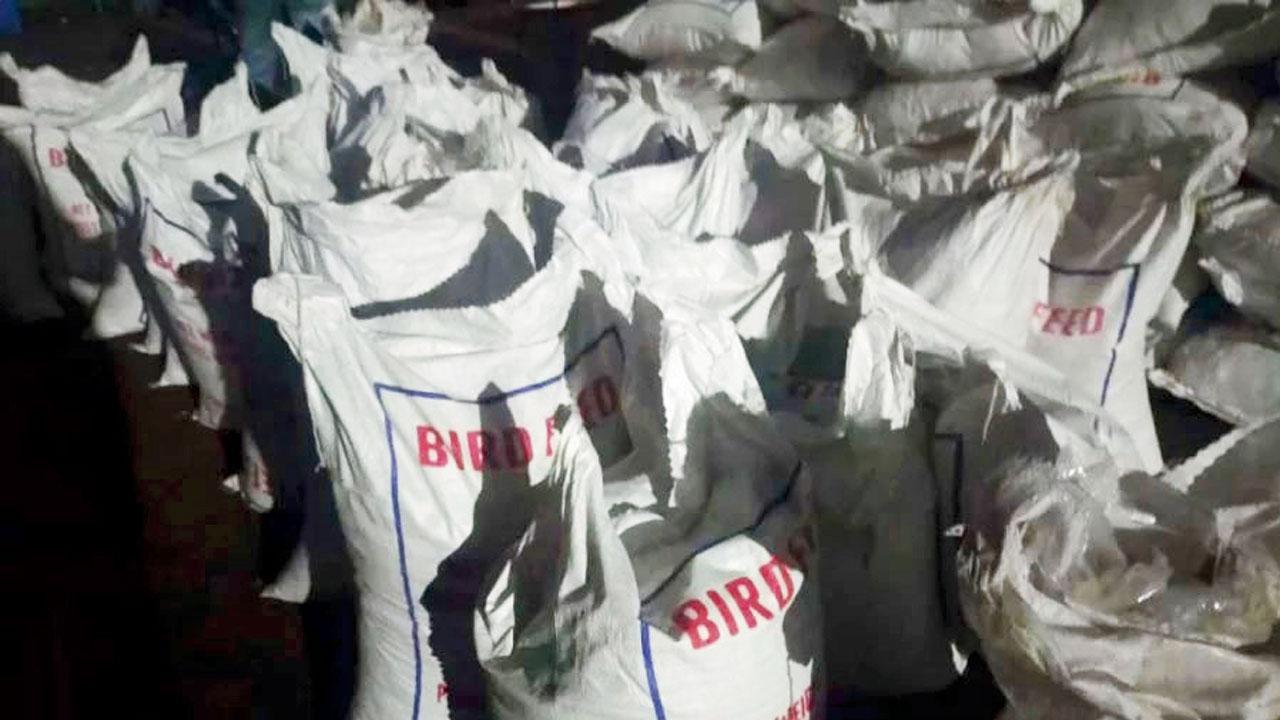 બંગલાદેશના ચટગાંવ બંદર પર પકડાયેલું અ​ફીણ