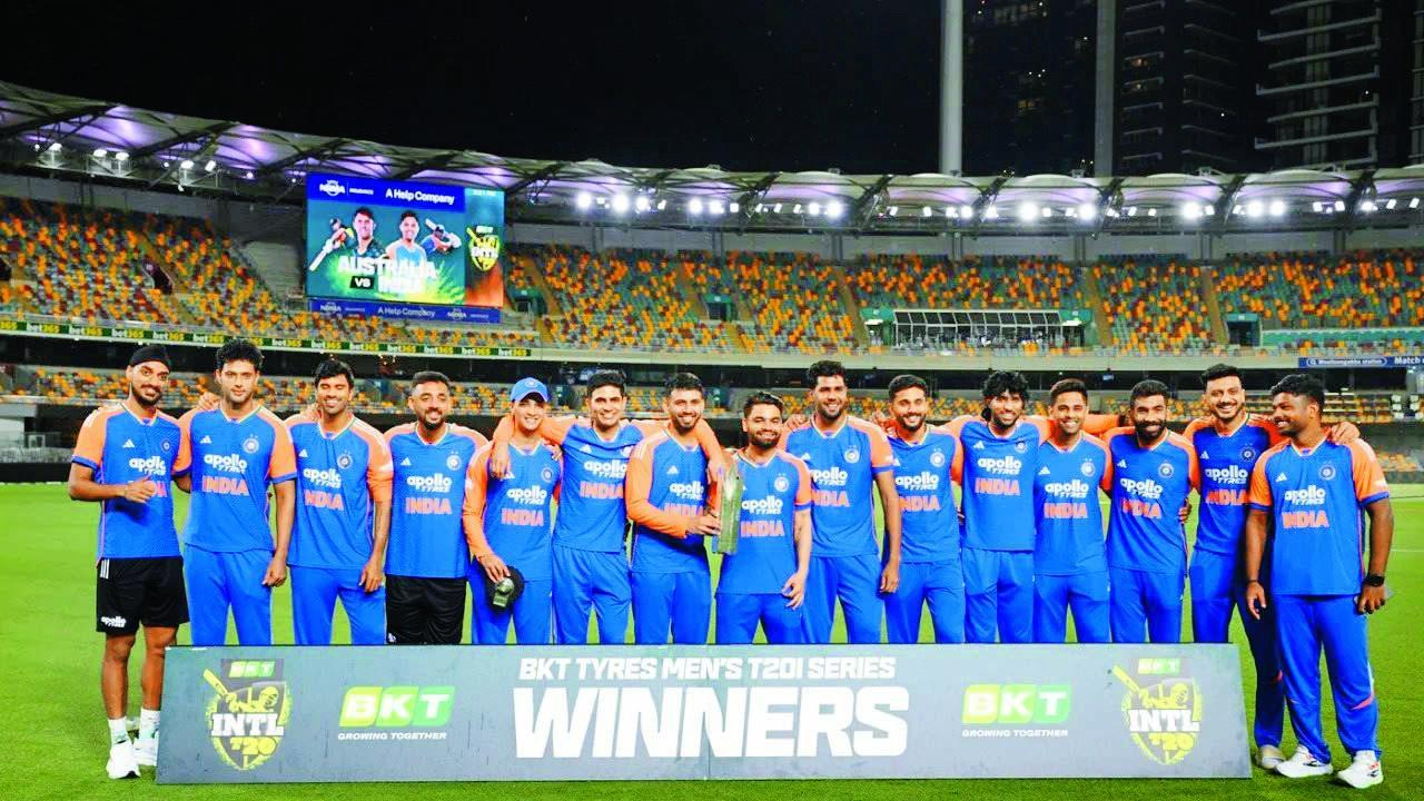 T20 સિરીઝની ટ્રોફી સાથે સૂર્યા ઍન્ડ કંપની.