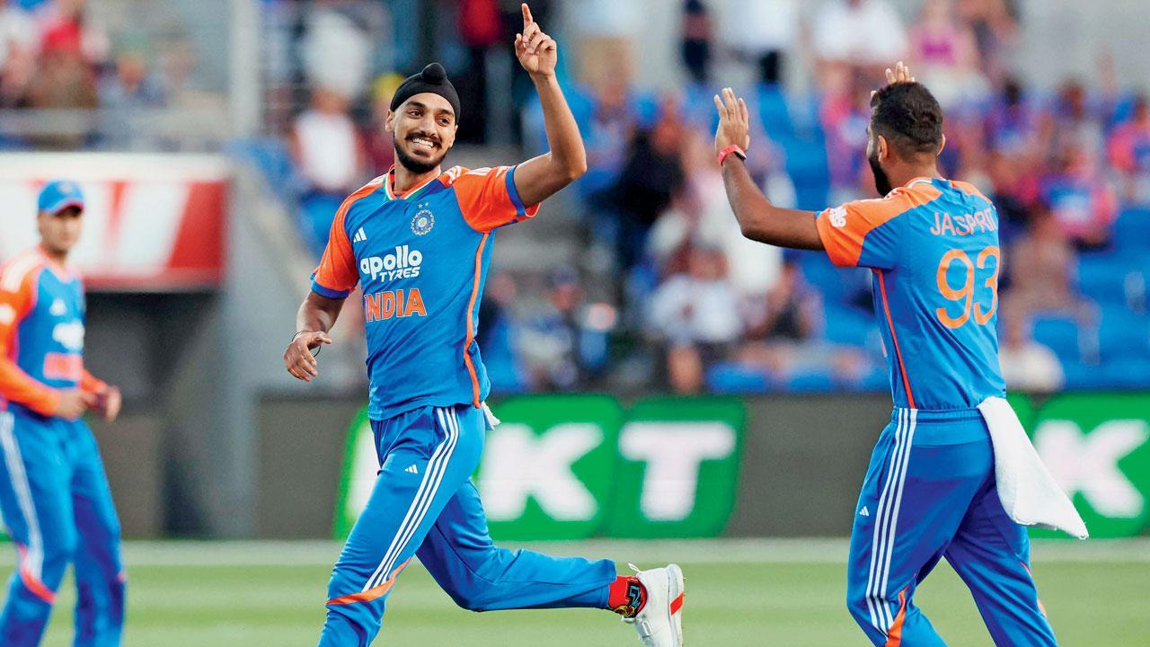 ગઈ કાલે ડેન્જરસ ટ્રૅવિસ હેડની વિકેટ લીધા બાદ જસપ્રીત બુમરાહ સાથે સેલિબ્રેટ કરી રહેલો મૅચનો હીરો અર્શદીપ સિંહ. તેણેૃ ત્રણ વિકેટ લીધી હતી.