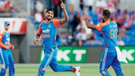 ગઈ કાલે ડેન્જરસ ટ્રૅવિસ હેડની વિકેટ લીધા બાદ જસપ્રીત બુમરાહ સાથે સેલિબ્રેટ કરી રહેલો મૅચનો હીરો અર્શદીપ સિંહ. તેણેૃ ત્રણ વિકેટ લીધી હતી.