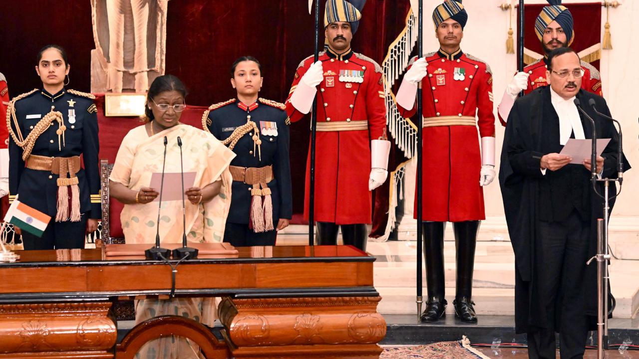 રાષ્ટ્રપતિ દ્રૌપદી મુર્મુએ સોમવારે નવી દિલ્હીમાં રાષ્ટ્રપતિ ભવન ખાતે ભારતના 53મા મુખ્ય ન્યાયાધીશ તરીકે ન્યાયાધીશ સૂર્ય કાંતને શપથ લેવડાવ્યા (તસવીર: એજન્સી)