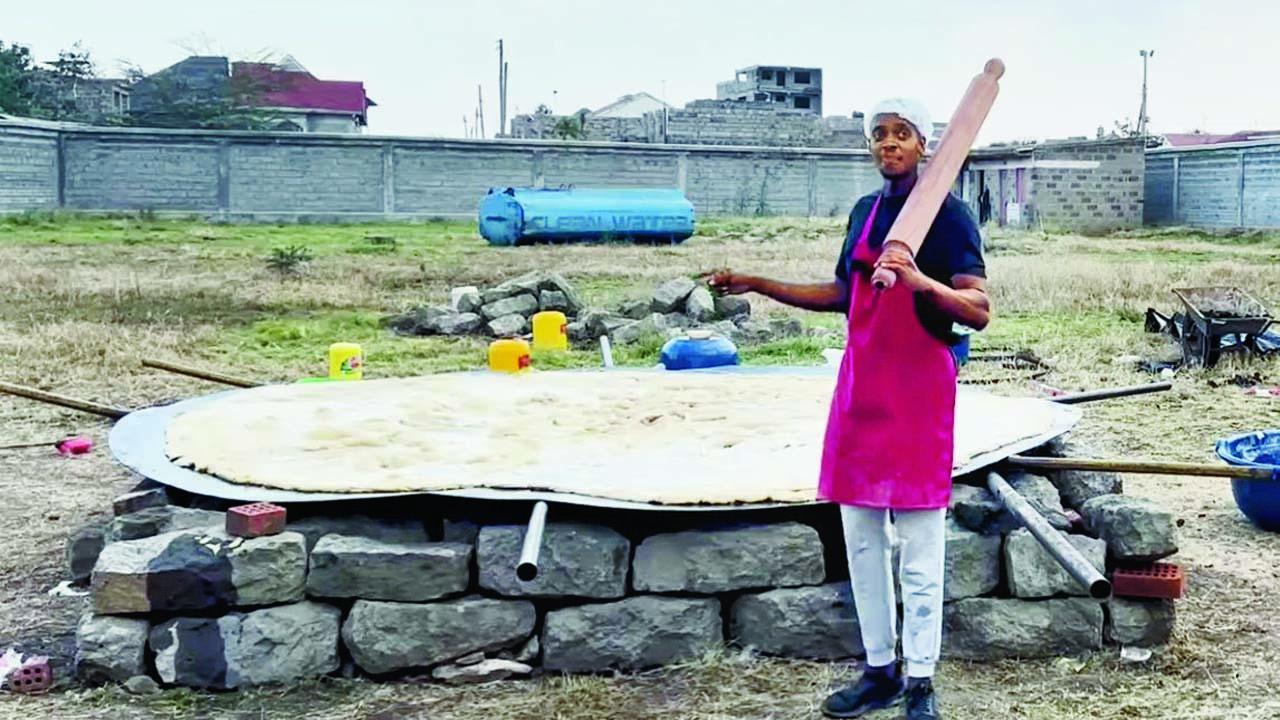  કેન્યામાં મૂળ યુગાન્ડાના એક કન્ટેન્ટ-ક્રીએટર રેમન્ડ કાહુમાએ પણ તાજેતરમાં વિશ્વની સૌથી મોટી રોટલી બનાવવાનું બીડું ઝડપ્યું હતું