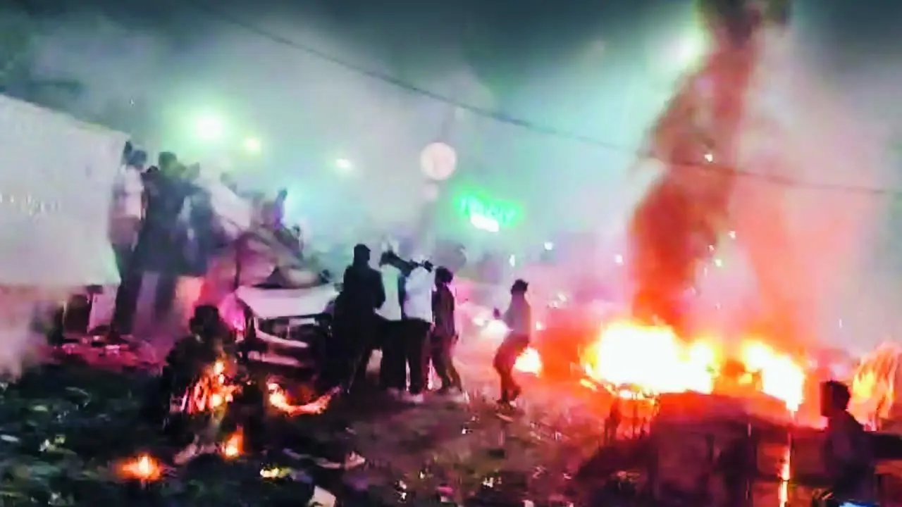 કારનું પુલવામા કનેક્શન? જે i20 કારમાં બ્લાસ્ટ થયો એ ગુડગાંવના મોહમ્મદ સલમાનના નામે રજિસ્ટર્ડ હતી, પણ તેણે એ વેચી દીધી હતી અને એ અલગ-અલગ હાથોમાં થઈને છેલ્લે પુલવામાના તારિક પાસે પહોંચી હતી એવી માહિતી પ્રાથમિક તપાસમાં સામે આવી છે.