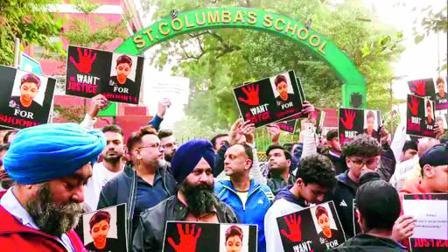દિલ્હીની સેન્ટ કોલંબાઝ સ્કૂલની બહાર સ્ટુડન્ટ્સ અને તેમના પેરન્ટ્સે ગઈ કાલે વિરોધ-પ્રદર્શન કર્યું હતું.