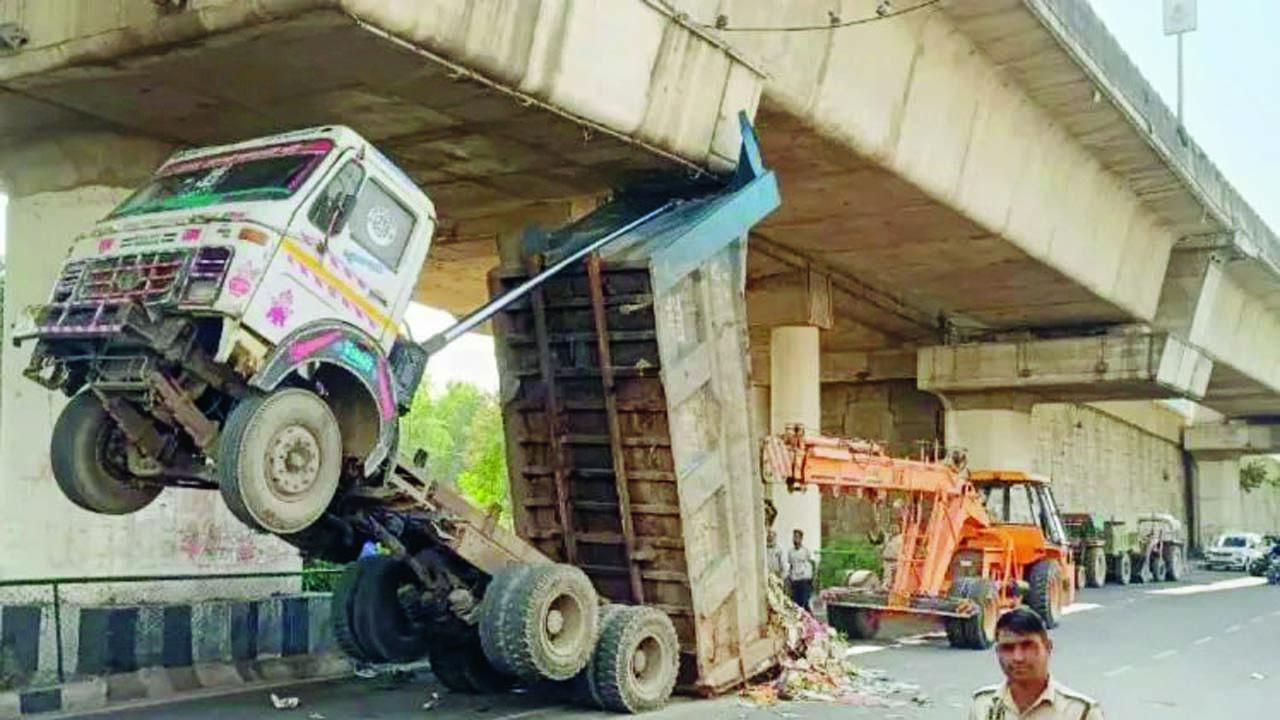 ડમ્પરના ડ્રાઇવરને નીચે ઉતારવામાં મદદ કરી હતી. કાલે મોડી સાંજ સુધી આ ડમ્પર એમ જ રસ્તા પર ઊંચકાયેલું રહ્યું હતું.