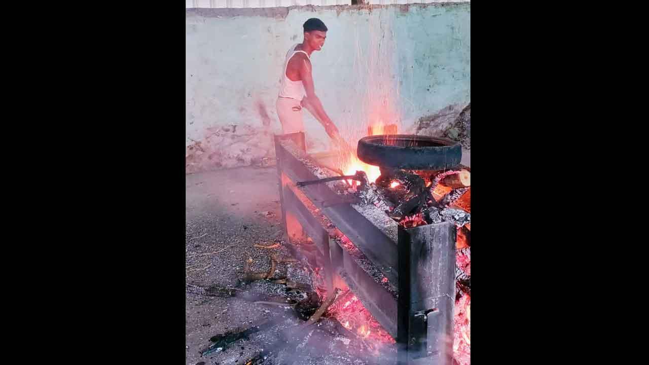 ચિતા પર ટાયર મૂકીને અંતિમ વિધિ કરવામાં આવી હતી.