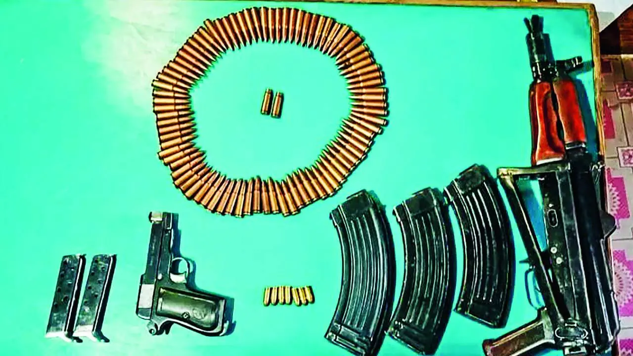 જમ્મુ-કાશ્મીરની પોલીસે ફરીદાબાદની અલ ફલાહા યુનિવર્સિટીના ટીચર અને કાશ્મીરી ડૉક્ટરના ભાડાના ઘરમાંથી પકડેલાં હથિયારો. 