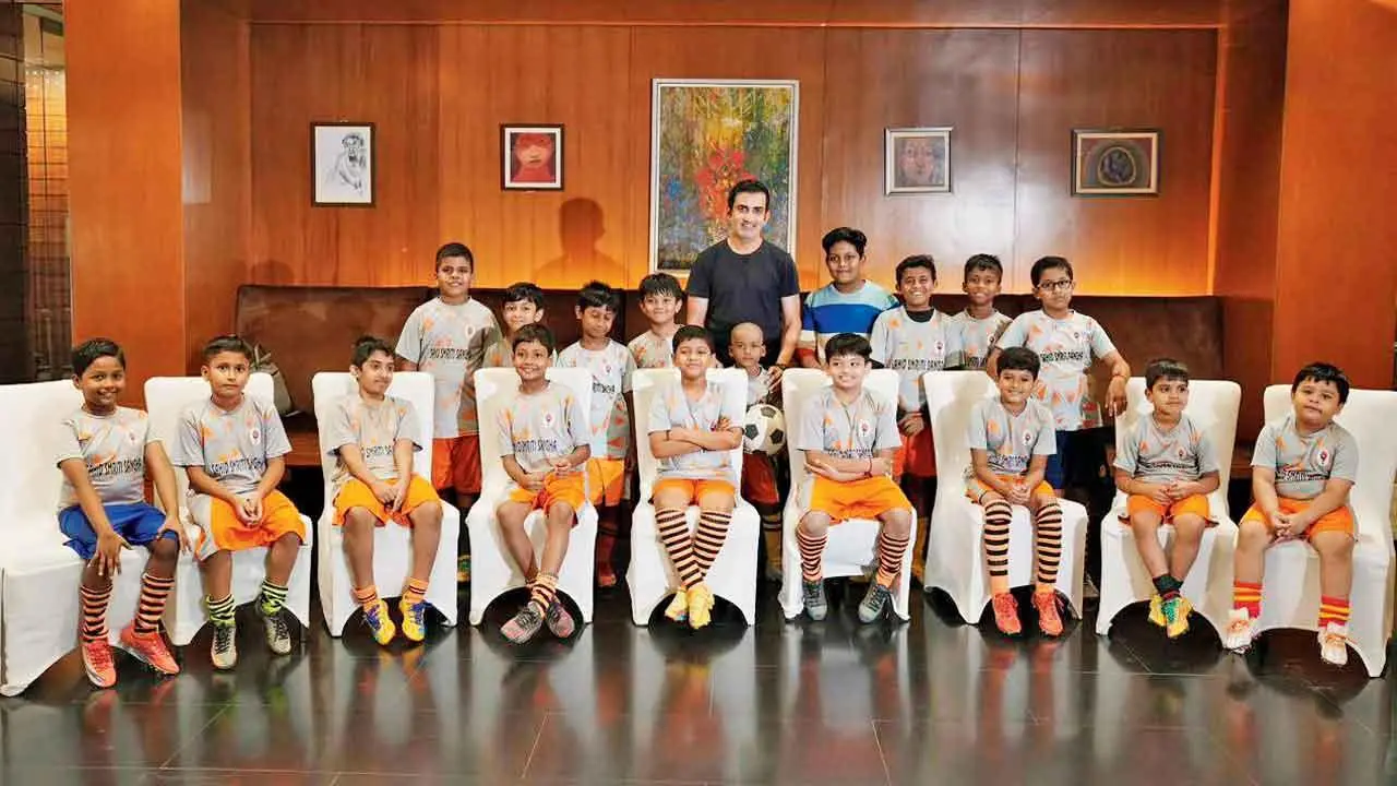 કલકત્તામાં ભાવિ ફુટબૉલર્સ સાથે ગૌતમ ગંભીરનો વાર્તાલાપ