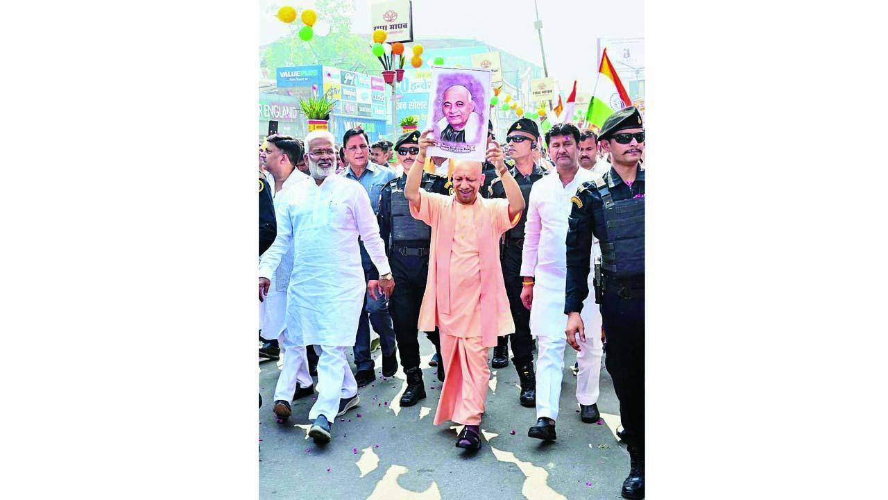 ગઈ કાલે ગોરખપુરમાં એકતા યાત્રા દરમ્યાન સરદાર વલ્લભભાઈ પટેલની તસવીર લઈને રાષ્ટ્રીય ગીત વન્દે માતરમ્ ગાતાં-ગાતાં પદયાત્રા પર નીકળેલા યોગી આદિત્યનાથ.